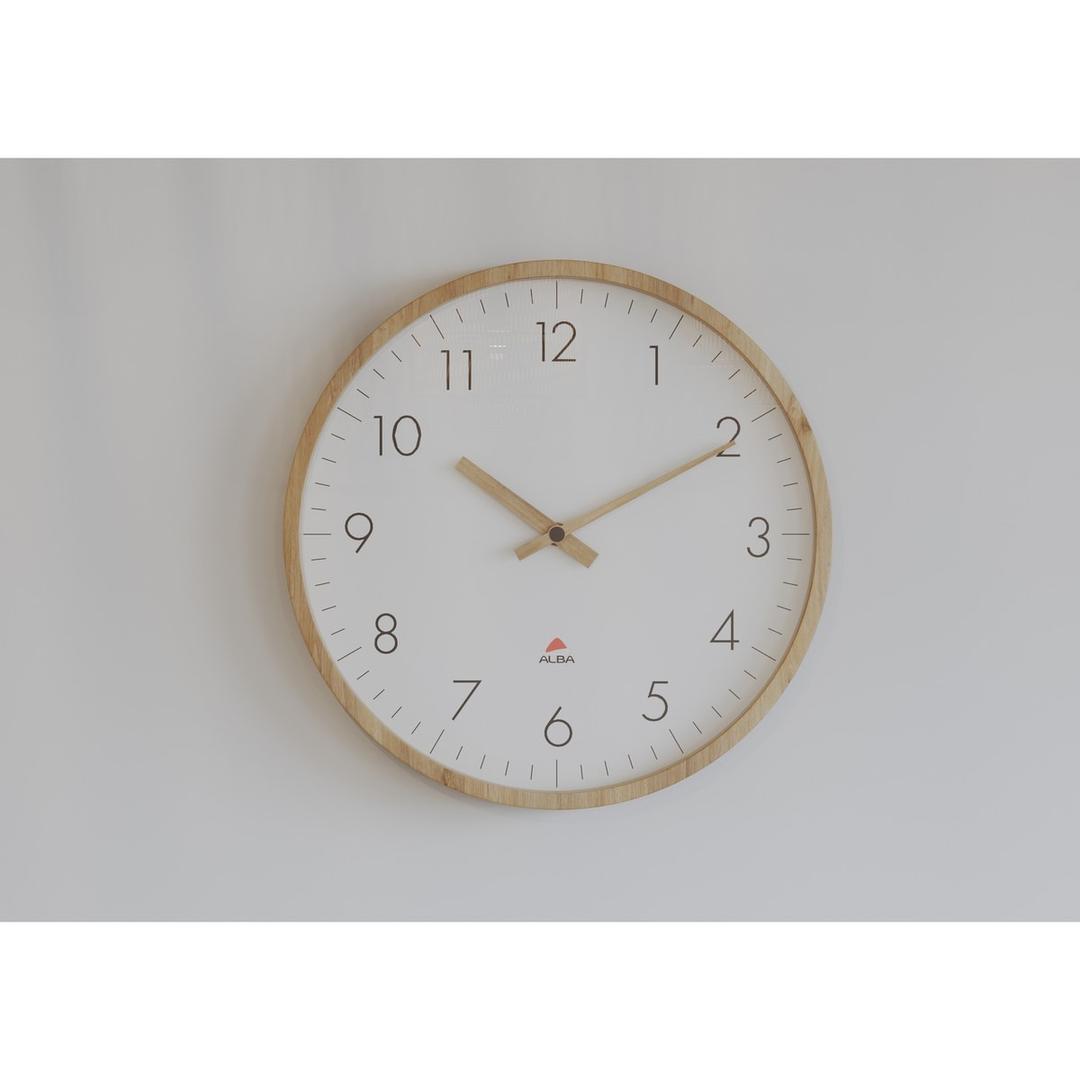 Horloge murale en hêtre silencieuse, Ø 30 cm HORTREE ALBA - Horloge murale en hêtre silencieuse ALBA HORTREE, en situation dans un bureau