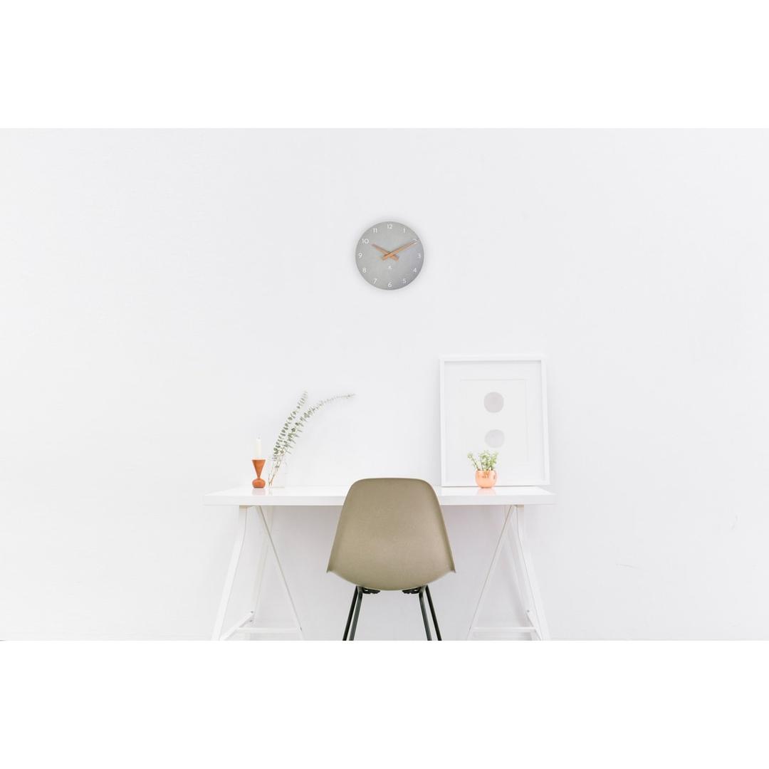 Horloge murale en bois silencieuse, Ø 30 cm HORMILENA gris ALBA - Horloge murale en bois silencieuse ALBA HORMILENA gris, en situation dans un bureau