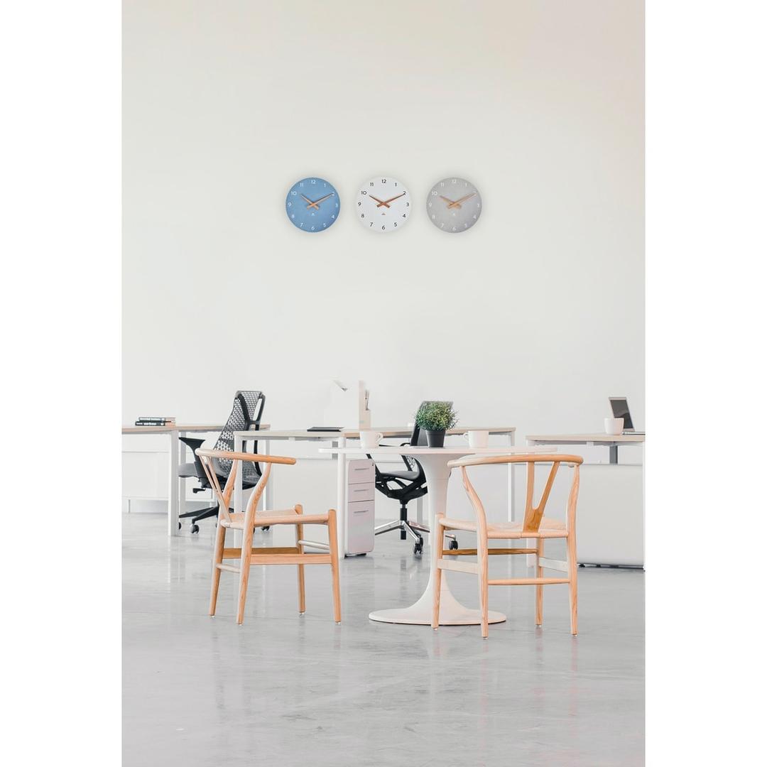 Horloge murale en bois silencieuse, Ø 30 cm HORMILENA gris ALBA - Horloge murale en bois silencieuse ALBA HORMILENA gris, en situation dans une salle