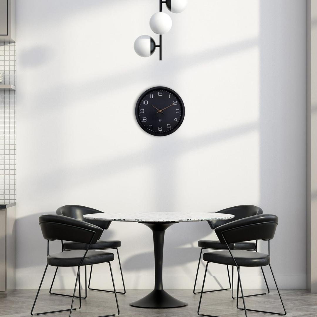 Horloge murale silencieuse papier et bioplastique, Ø 30 cm NXT Eco noir NEXTIME - Horloge murale silencieuse papier et bioplastique NeXtime NXT Eco noir, en situation dans une salle