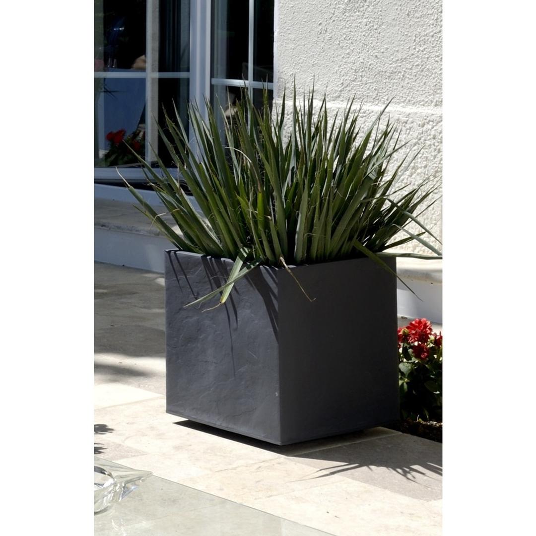 Bac à plantes carré double paroi, décor pierre VOLCANIA carré 40 cm anthracite EDA - Bac à plantes carré double paroi EDA VOLCANIA carré 40 cm anthracite, en situation sur une terrasse