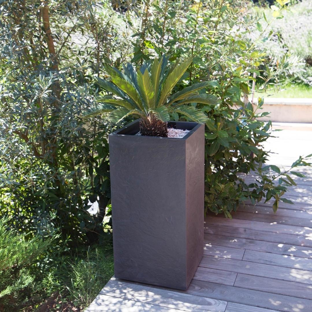 Colonne à plantes double paroi, décor pierre VOLCANIA colonne 80 cm anthracite EDA - Colonne à plantes double paroi EDA VOLCANIA colonne 80 cm anthracite, en situation dans un jardin