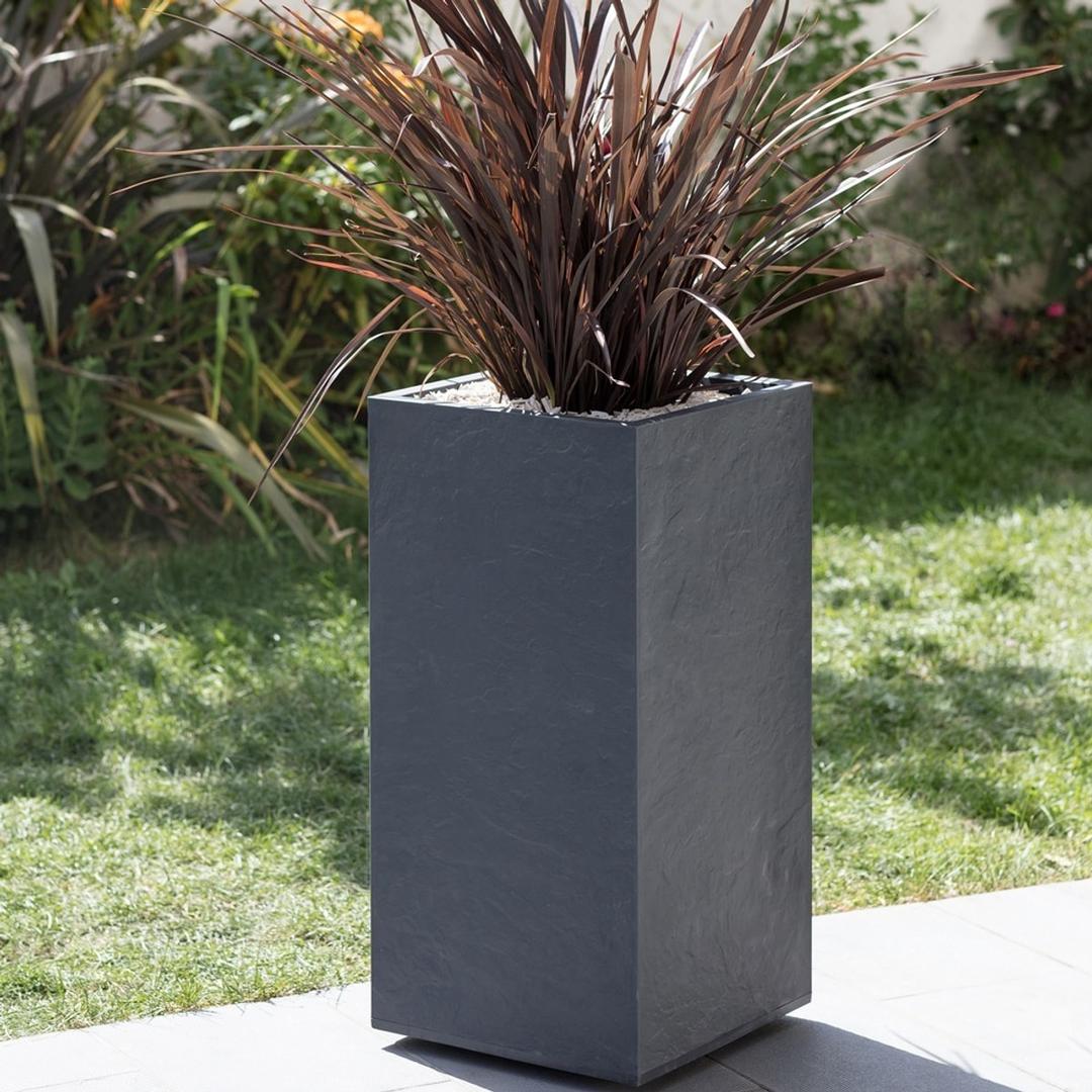 Colonne à plantes double paroi, décor pierre VOLCANIA colonne 80 cm anthracite EDA - Colonne à plantes double paroi EDA VOLCANIA colonne 80 cm anthracite, en situation sur une terrasse