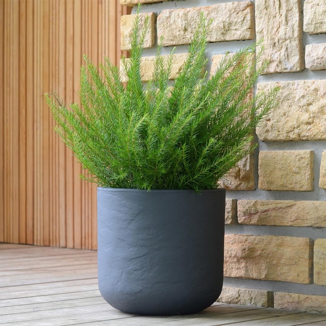 Pot de fleurs rond, décor pierre VOLCANIA'UP Ø 40 cm anthracite EDA - Pot de fleurs rond EDA VOLCANIA'UP Ø 40 cm anthracite, en situation sur une terrasse