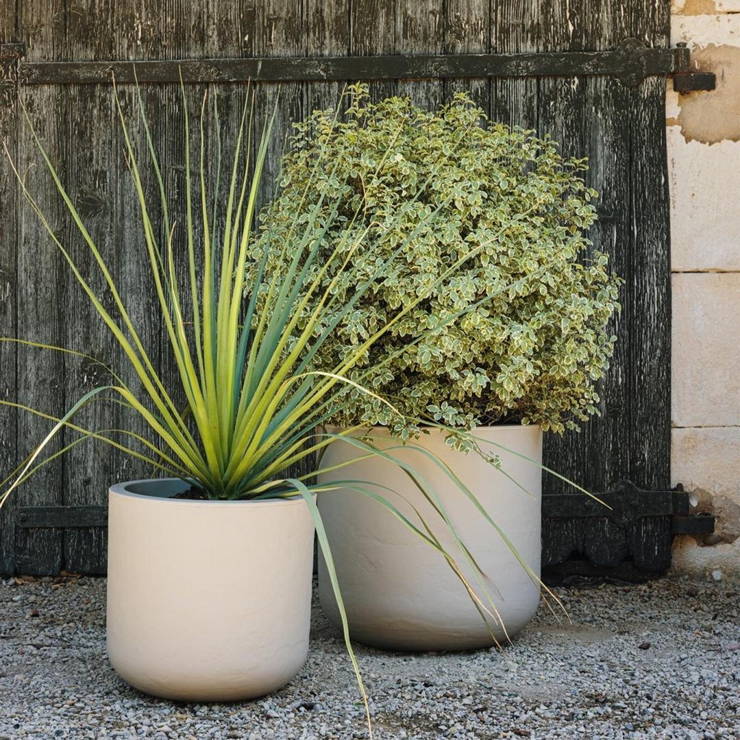 Pot de fleurs rond, décor pierre VOLCANIA'UP Ø 40 cm beige EDA - Pot de fleurs rond EDA VOLCANIA'UP Ø 40 cm beige, en situation dans un jardin