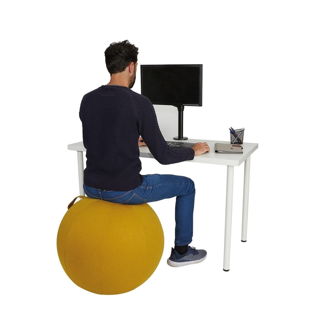 Ballon d'assise, Ø 65 cm ERGOBALL jaune safran ALBA - Ballon d'assise ALBA ERGOBALL jaune safran, en situation à un bureau