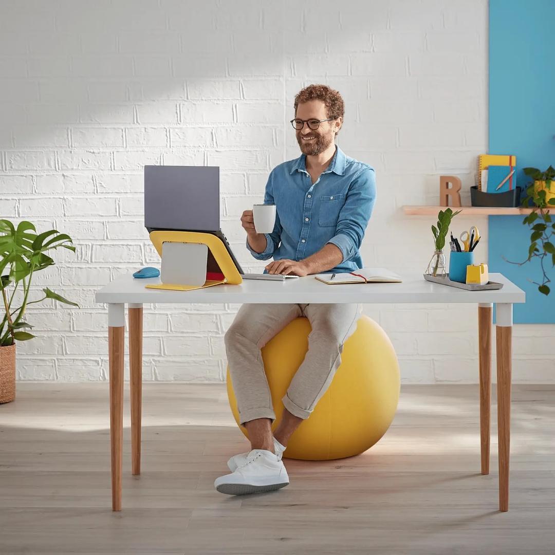 Ballon d'assise, housse zippée Ergo Cosy Ø 65 cm jaune LEITZ - Ballon d'assise LEITZ Ergo Cosy Ø 65 cm jaune, en situation à un bureau