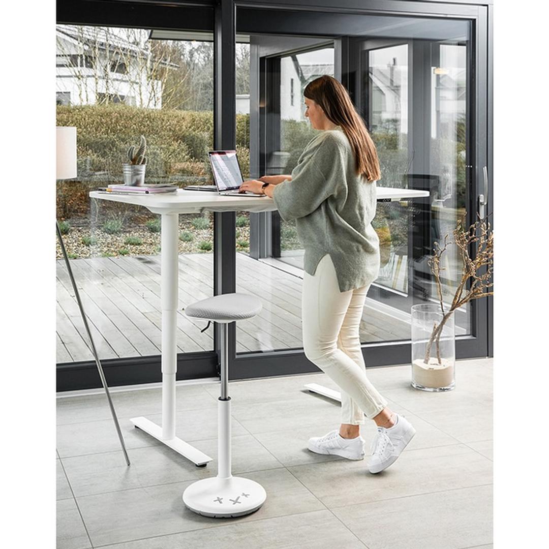Tabouret assis-debout Sitness X Stool 30 gris TOPSTAR - Tabouret assis-debout Topstar Sitness X Stool 30 gris, en situation à un bureau