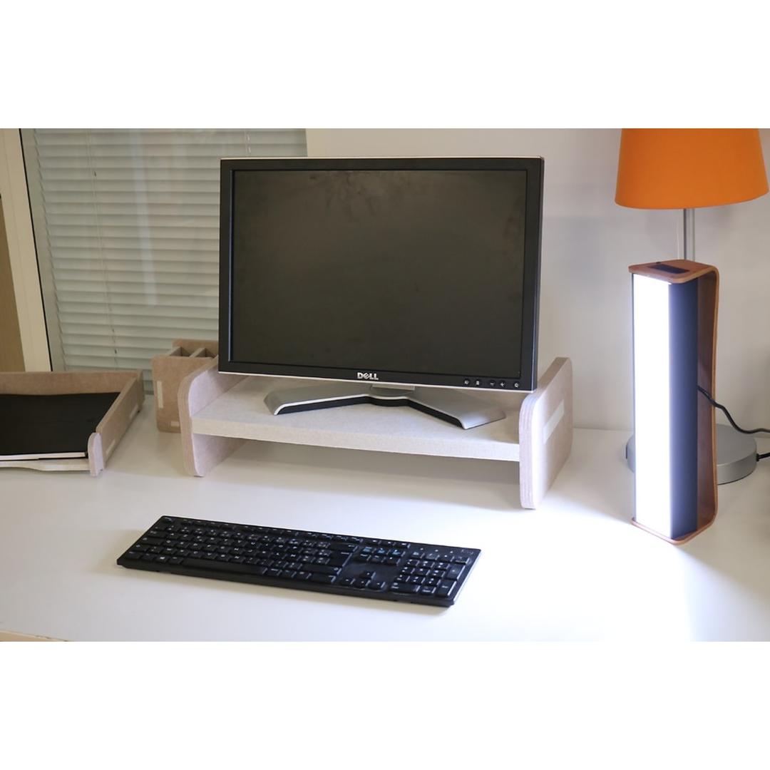 Lampe de luminothérapie LED, debout ou couchée Dayvia MOBILLY UNILUX - Lampe de luminothérapie LED UNILUX Dayvia MOBILLY noir et bambou à côté d'un écran de bureau