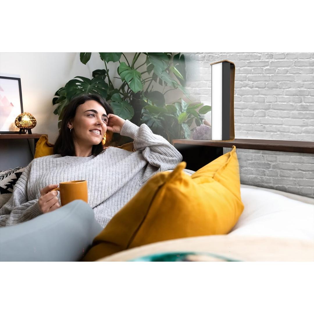 Lampe de luminothérapie LED, debout ou couchée Dayvia MOBILLY UNILUX - Lampe de luminothérapie LED UNILUX Dayvia MOBILLY noir et bambou pendant une séance au salon