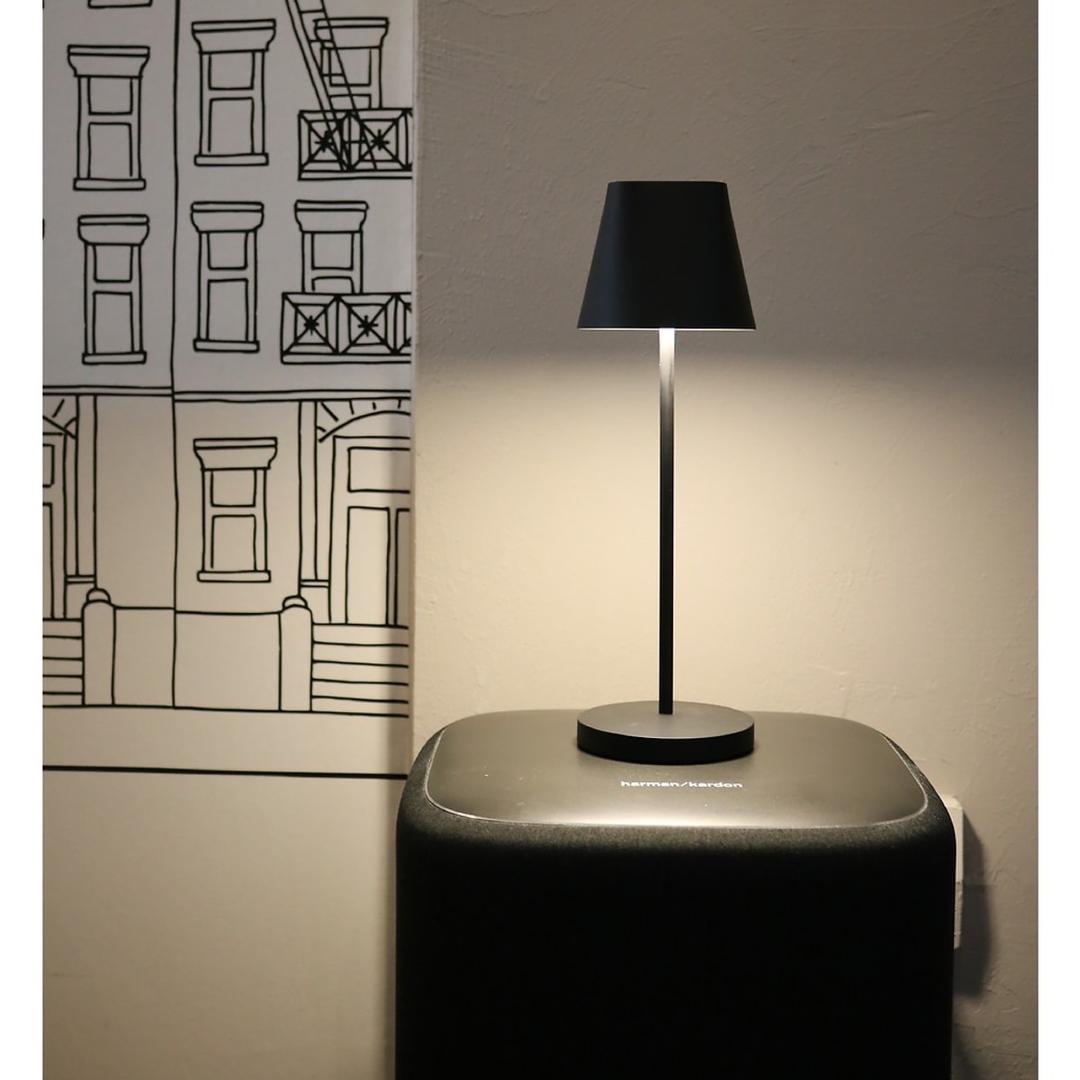 Lampe de table LED sans fil, rechargeable AVA UNILUX - Lampe de table LED UNILUX AVA noire allumée sur un meuble