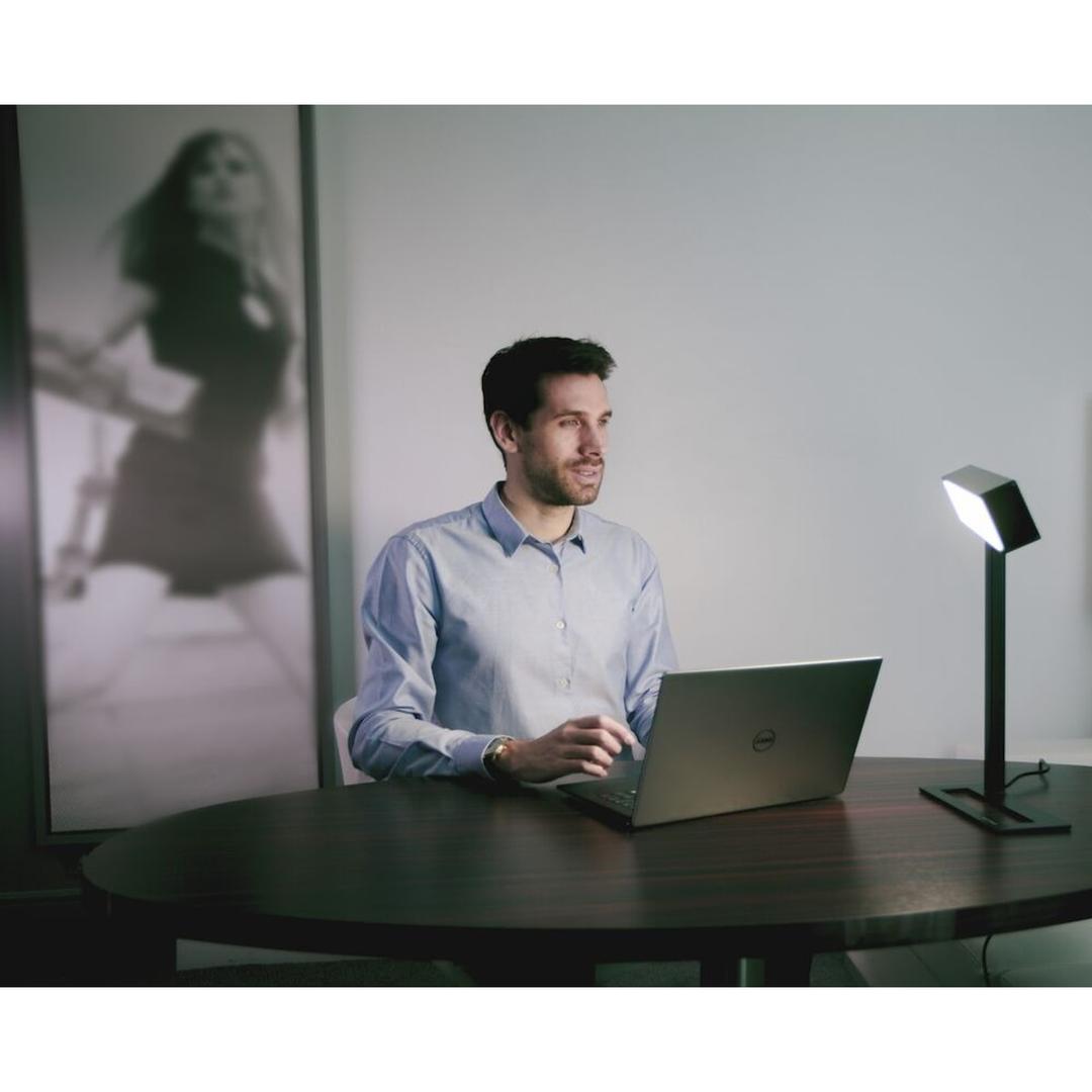 Lampe de luminothérapie LED, tête pivotante Dayvia SUNDESK 3 UNILUX - Lampe de luminothérapie LED UNILUX Dayvia SUNDESK 3 sur une table de travail, tête vers l'utilisateur
