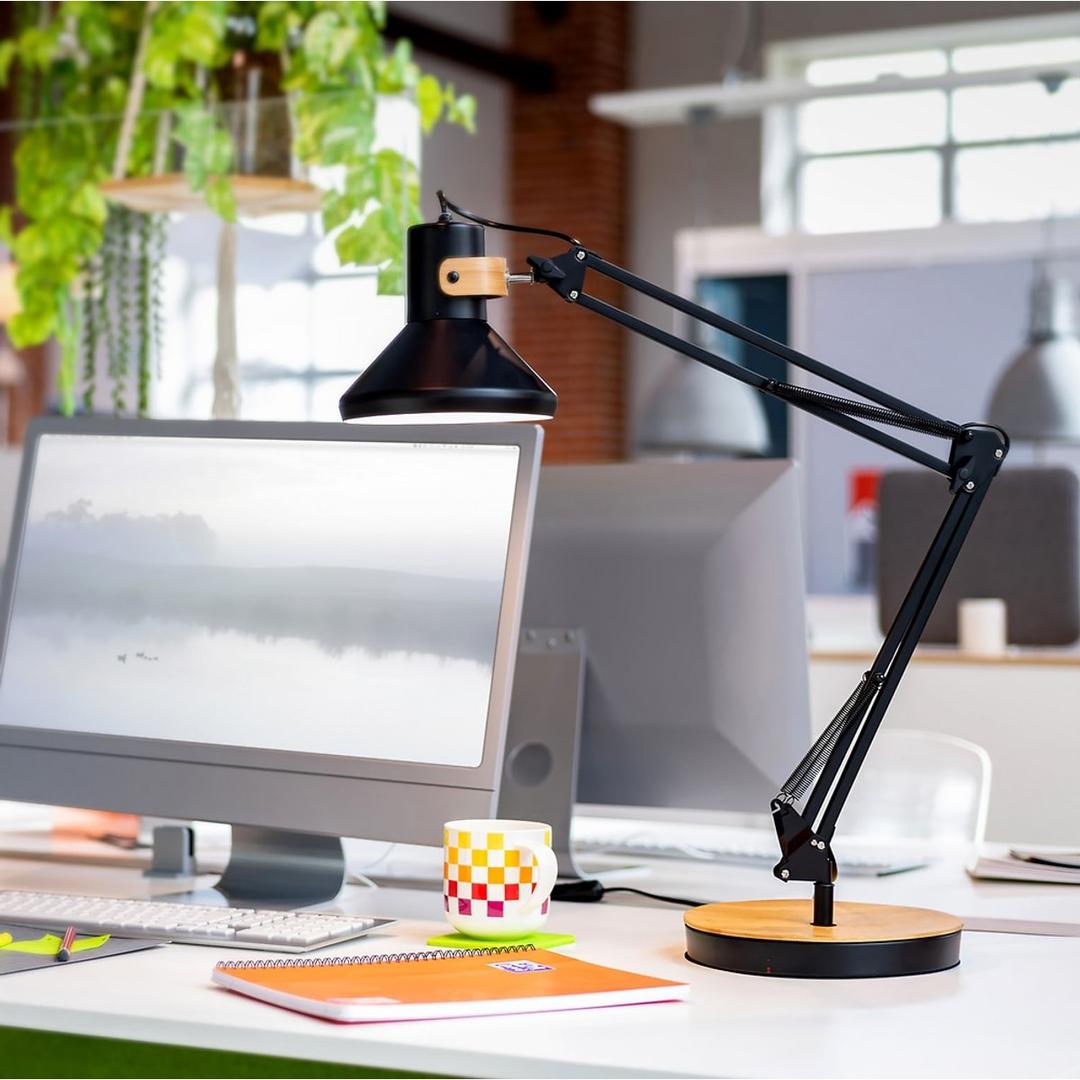 Lampe de bureau LED à bras articulé BAYA BAMBOO UNILUX - Lampe de bureau LED UNILUX BAYA BAMBOO sur un bureau avec un écran