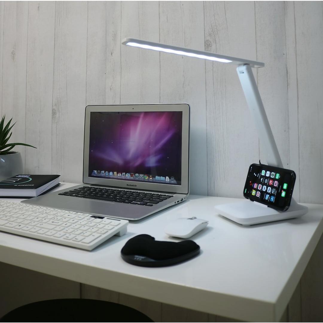 Lampe de bureau LED pliable, rechargeable HALO UNILUX - Lampe de bureau LED UNILUX HALO avec un smartphone posé sur le socle
