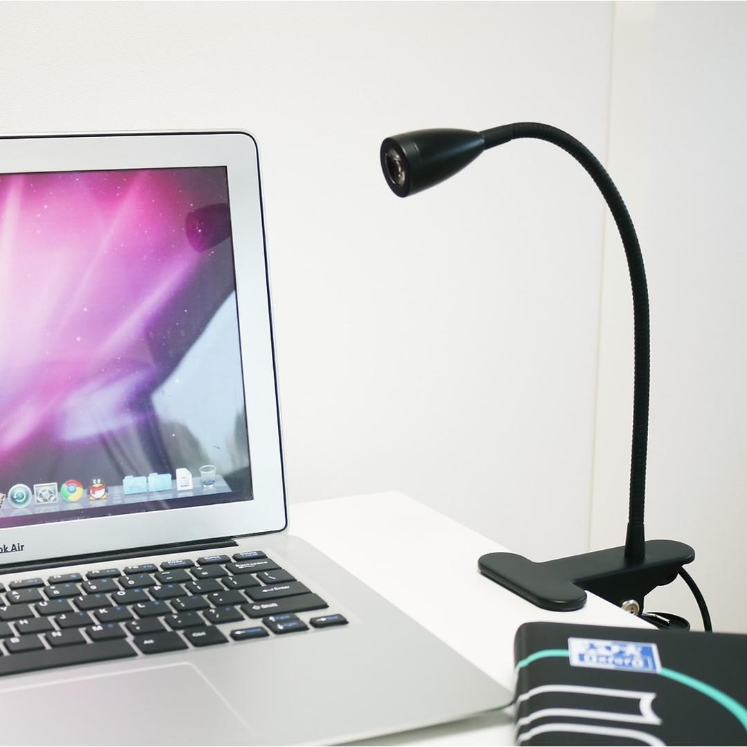 Lampe LED à pince, bras flexible SNOKE UNILUX - Lampe LED à pince UNILUX SNOKE fixée sur un ordinateur portable