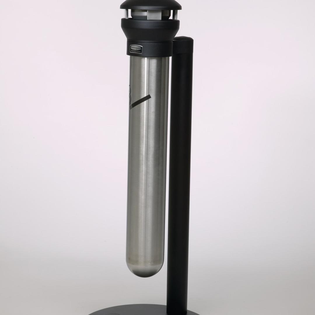 Cendrier sur colonne en inox Infinity sur base RUBBERMAID - Cendrier sur colonne en inox Rubbermaid Infinity sur base, en situation