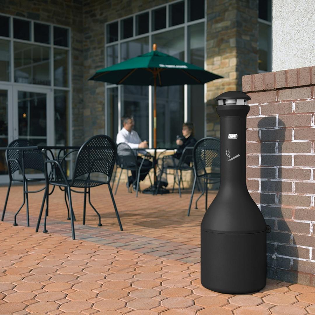 Cendrier sur pied en métal Infinity Traditional noir RUBBERMAID - Cendrier sur pied en métal Rubbermaid Infinity Traditional noir, en situation sur une terrasse