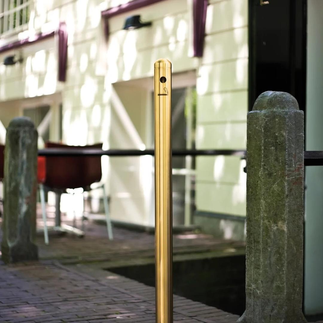 Cendrier sur pied en inox, socle béton SMOKER POLE doré SECURIT - Cendrier sur pied en inox Securit SMOKER POLE doré, en situation devant une façade