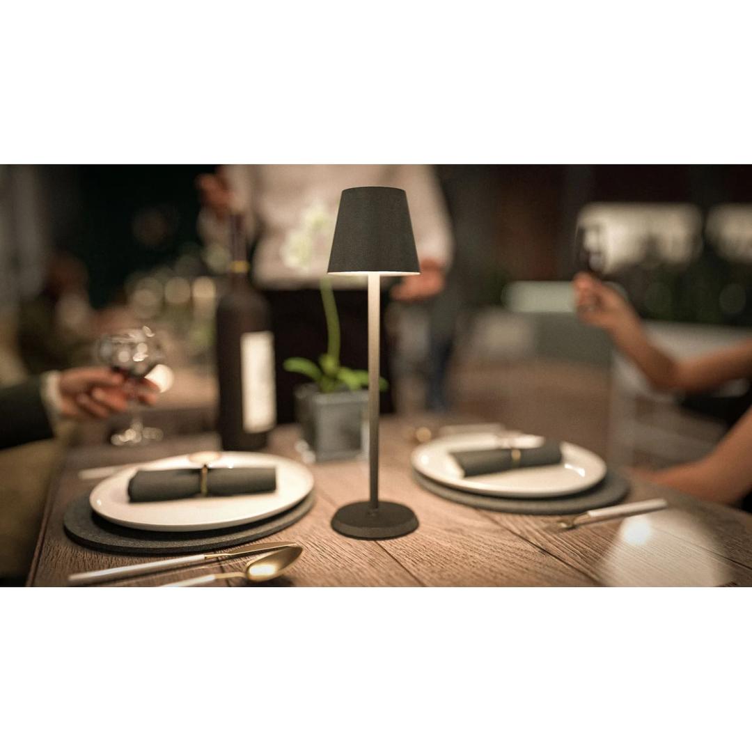 Lampe de table LED sans fil, abat-jour rond FELINE SECURIT - Lampe de table Securit FELINE noire allumée sur une table dressée