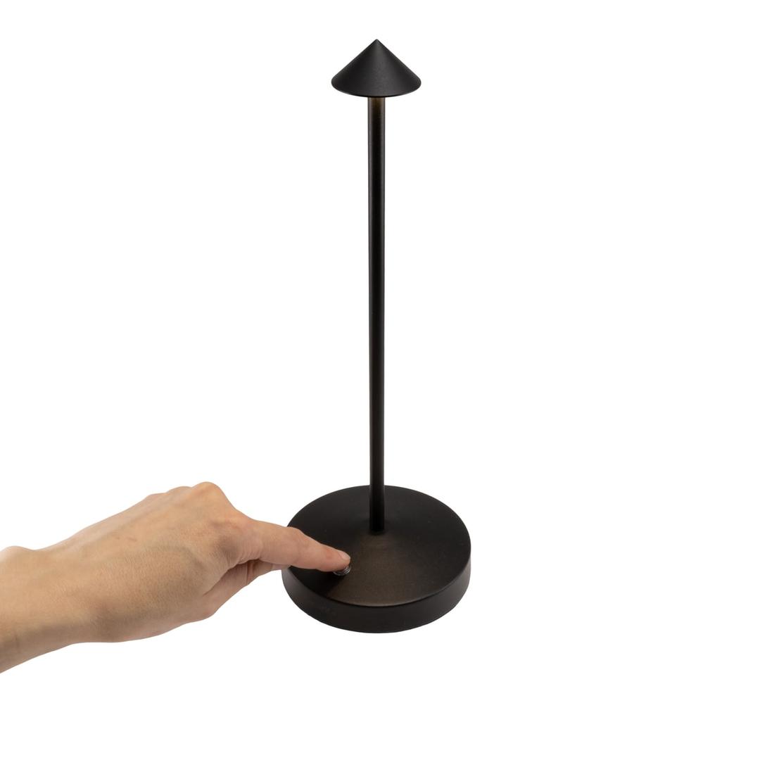 Lampe de table LED sans fil, tête conique ANGELINA SECURIT - Main qui appuie sur le bouton du socle de la lampe Securit ANGELINA noire