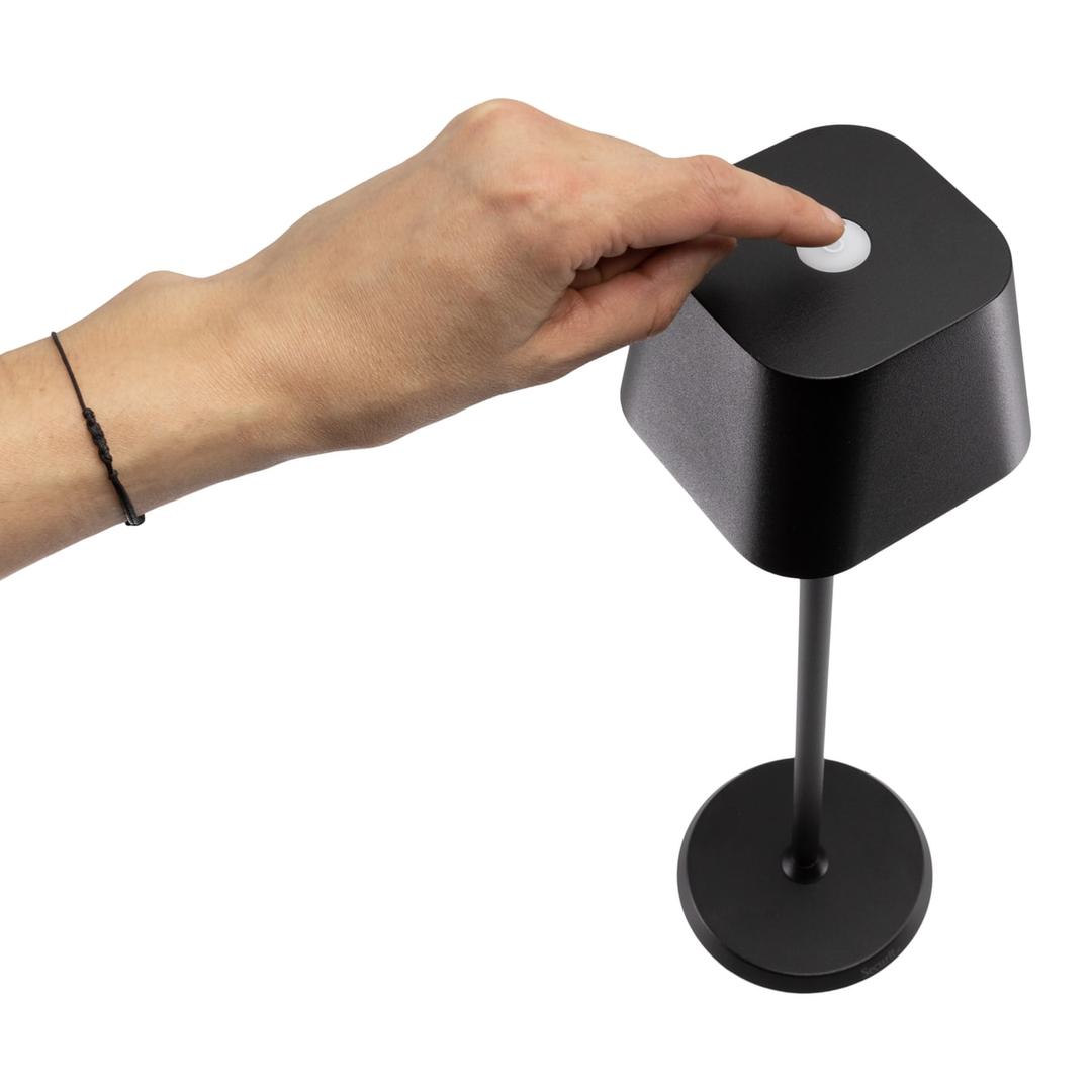 Lampe de table LED sans fil, abat-jour carré GEORGINA SECURIT - Main posée sur le dessus de la lampe de table Securit GEORGINA noire