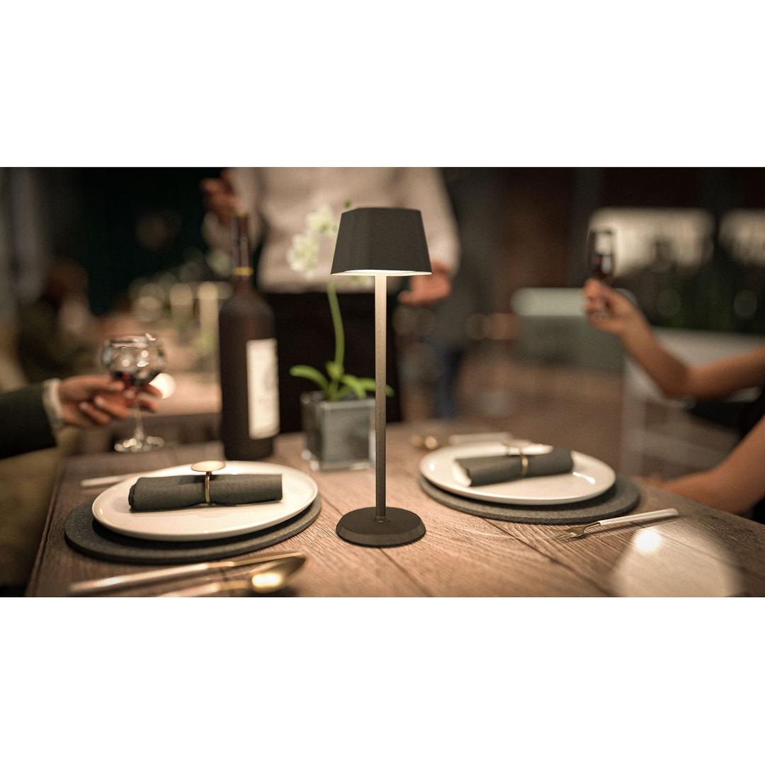 Lampe de table LED sans fil, abat-jour carré GEORGINA SECURIT - Lampe de table Securit GEORGINA noire allumée sur une table de restaurant