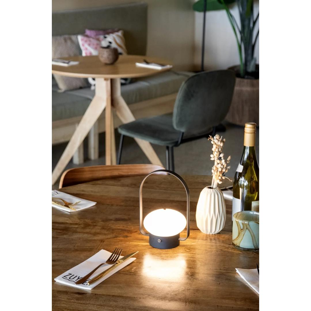 Lampe de table LED sans fil, avec appel du service BARCELONA SECURIT - Lampe de table Securit BARCELONA allumée sur une table de restaurant