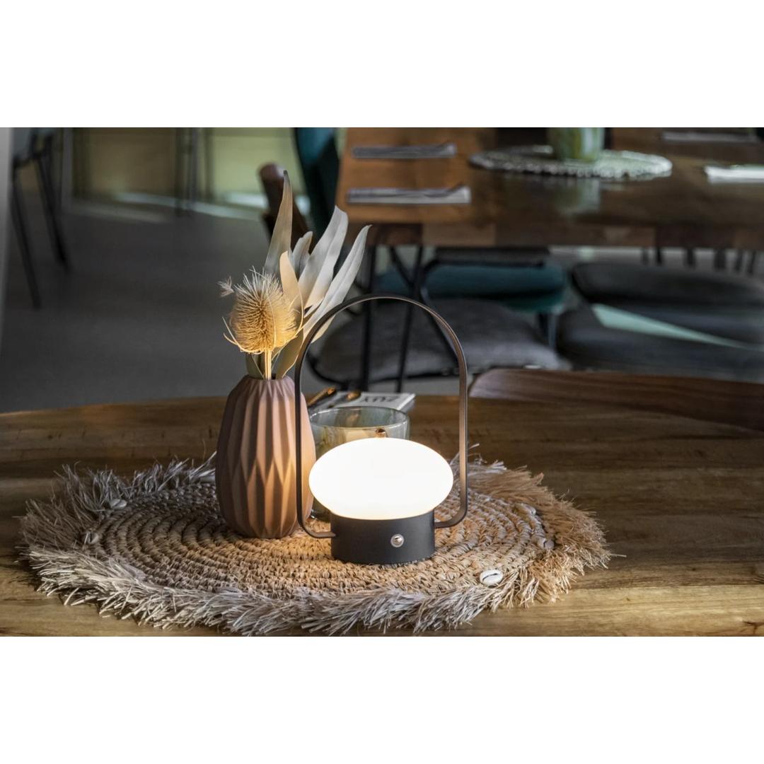 Lampe de table LED sans fil, avec appel du service BARCELONA SECURIT - Lampe Securit BARCELONA posée sur une table, à côté d'un vase