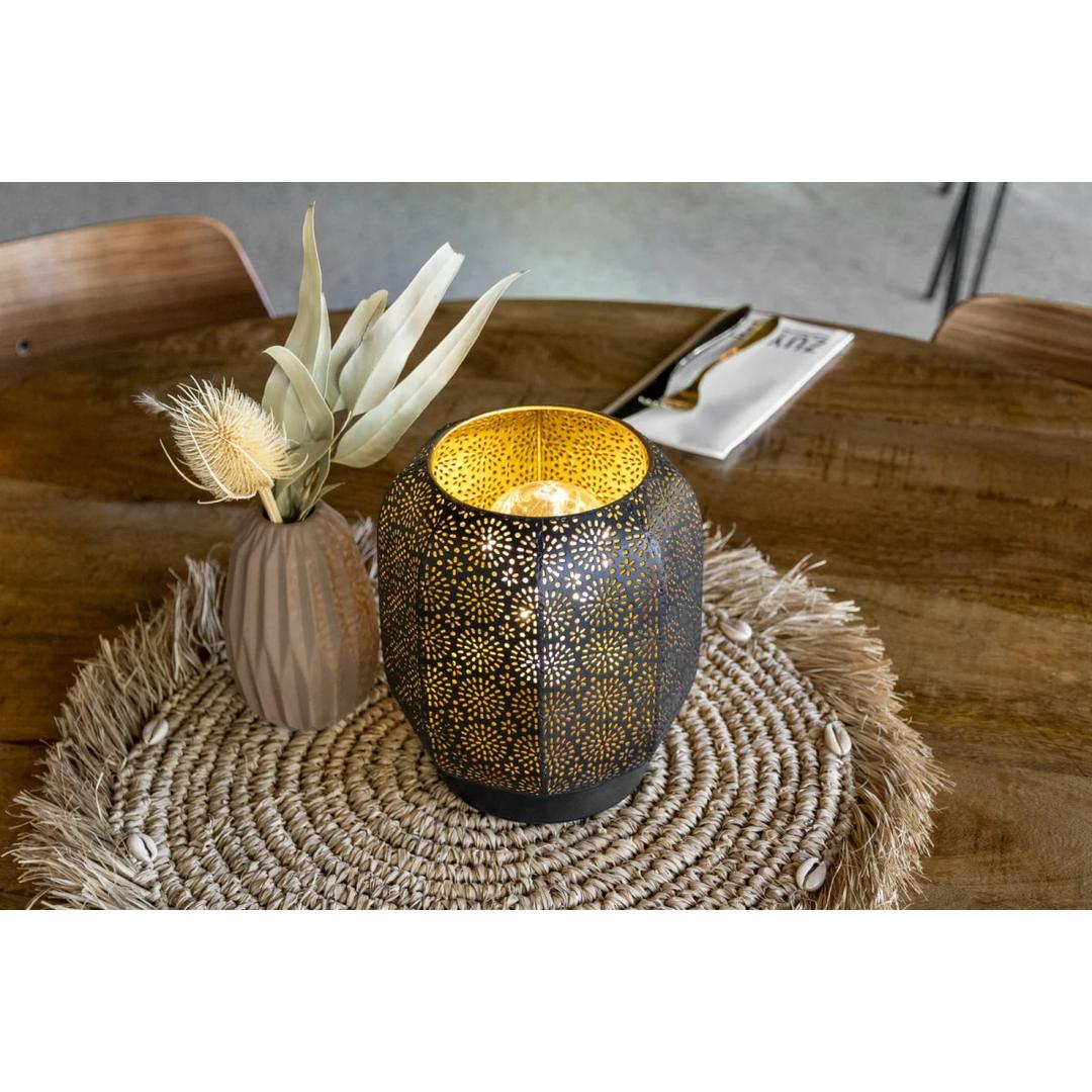 Lanterne LED sans fil, métal ajouré MARRAKECH SECURIT - Lanterne Securit MARRAKECH allumée sur une table de restaurant