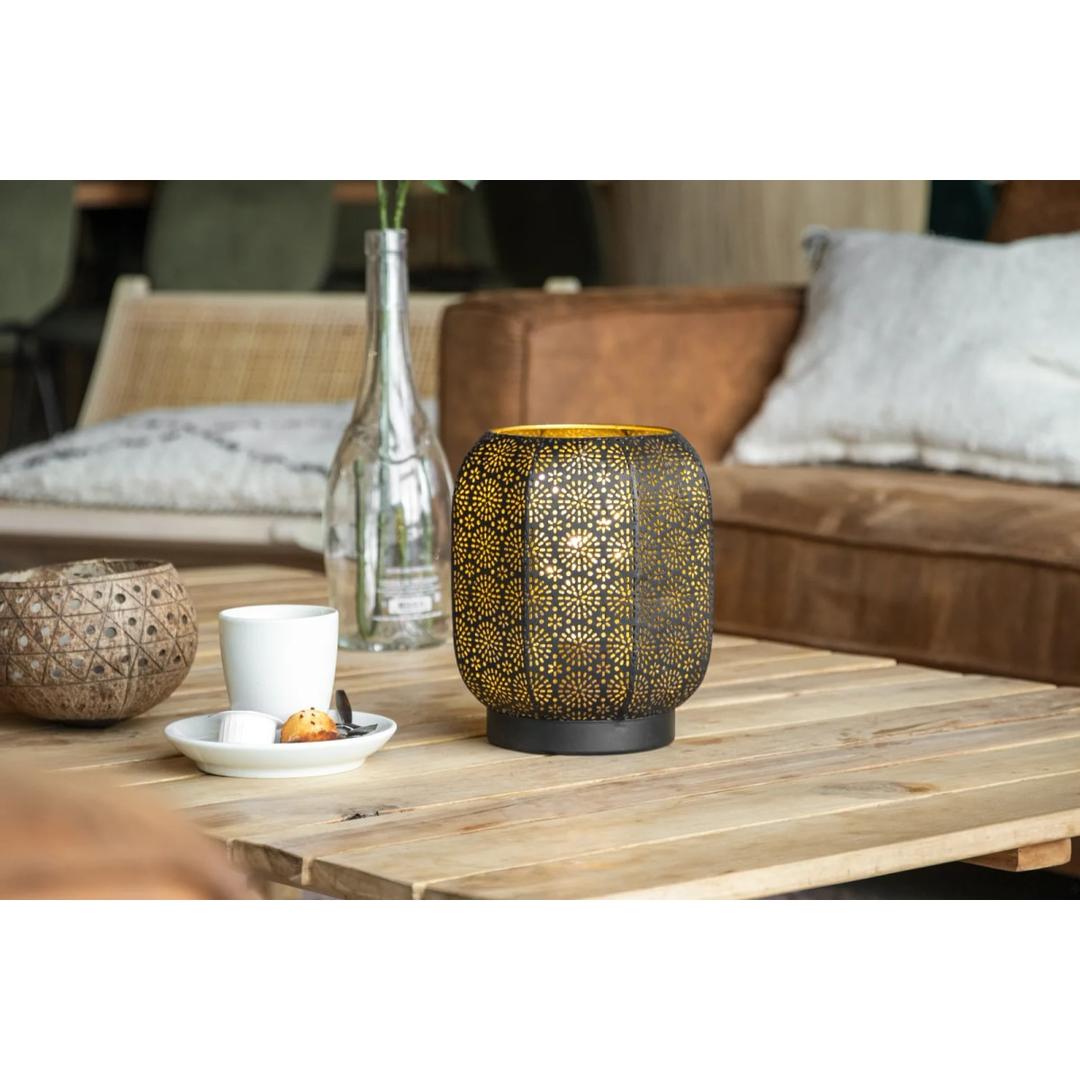 Lanterne LED sans fil, métal ajouré MARRAKECH SECURIT - Lanterne Securit MARRAKECH posée sur une table basse, dans un salon