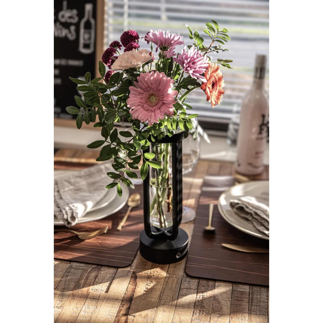 Lampe-vase LED sans fil, tube en verre FLORENCE SECURIT - Lampe-vase Securit FLORENCE allumée avec un bouquet, sur une table dressée