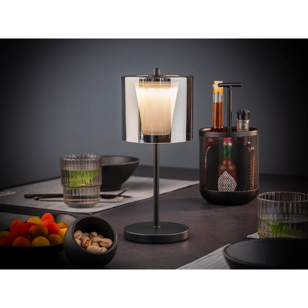 Lampe de table LED sans fil, verre fumé ANTON APS - Lampe de table APS ANTON allumée sur un comptoir de bar