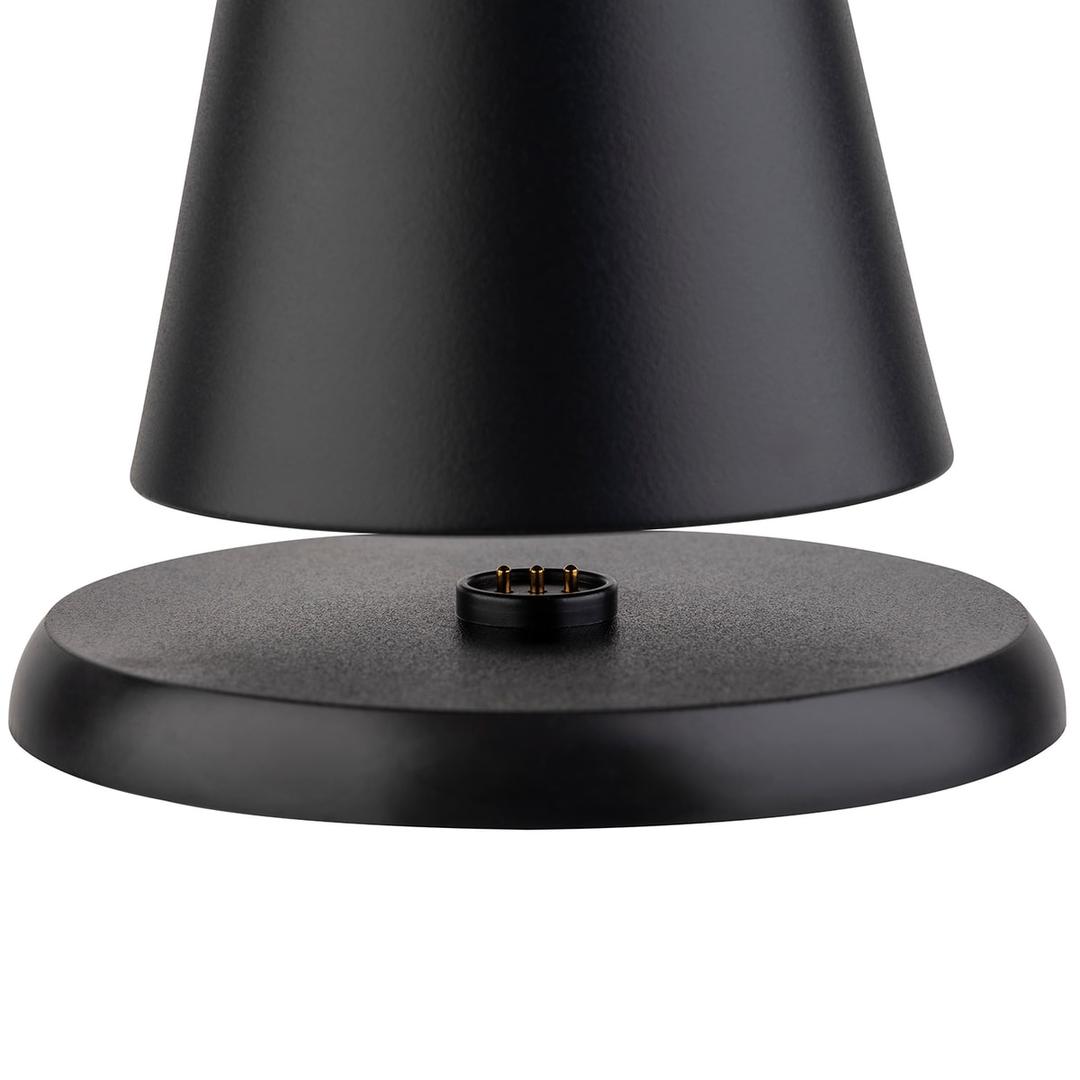 Lampe de table LED sans fil, forme conique CONE APS - Base de la lampe APS CONE soulevée au-dessus du socle de charge
