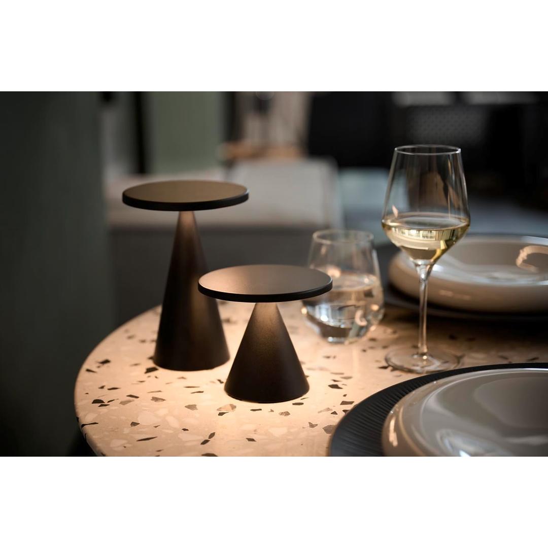 Lampe de table LED sans fil, forme conique CONE APS - Lampe de table APS CONE allumée sur une table de restaurant