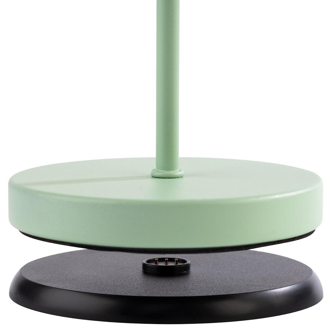 Lampe de table LED sans fil, abat-jour en métal MERLE APS - Pied de la lampe APS MERLE soulevé au-dessus du socle de charge
