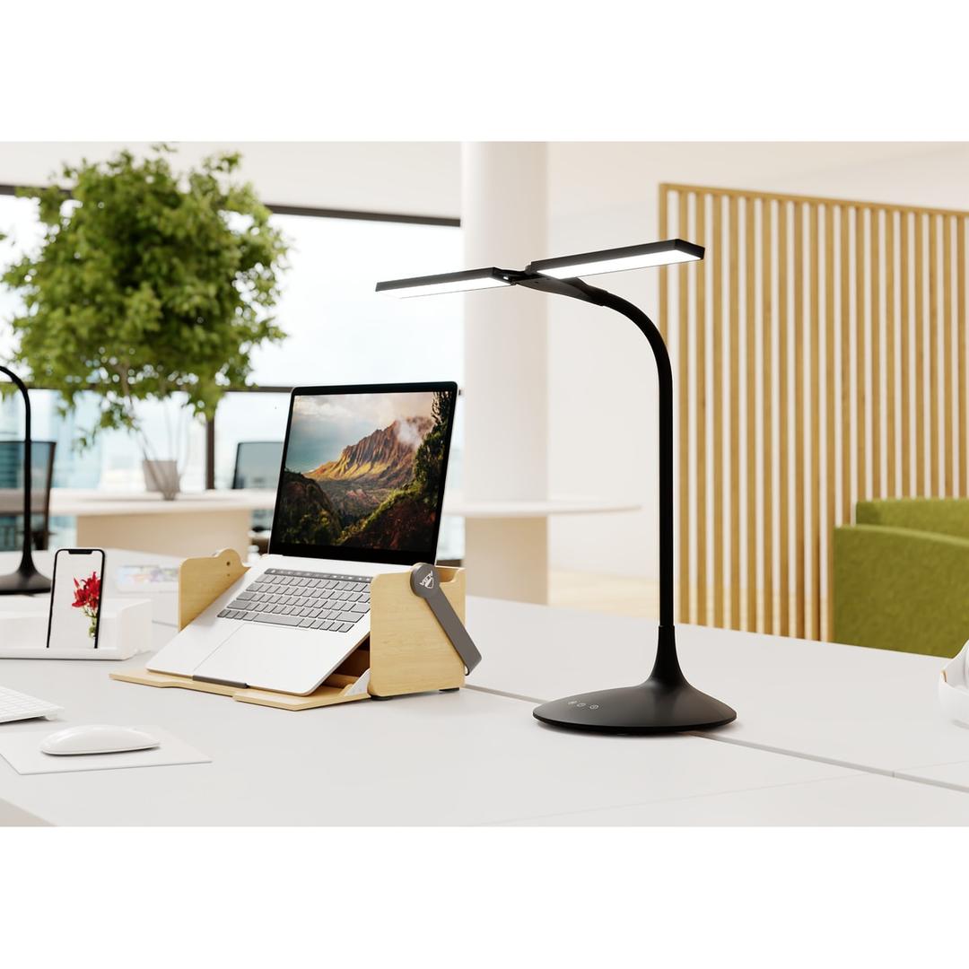 Lampe de bureau LED, double tête orientable LEDTWIN ALBA - Lampe ALBA LEDTWIN allumée sur un bureau, à côté d'un ordinateur