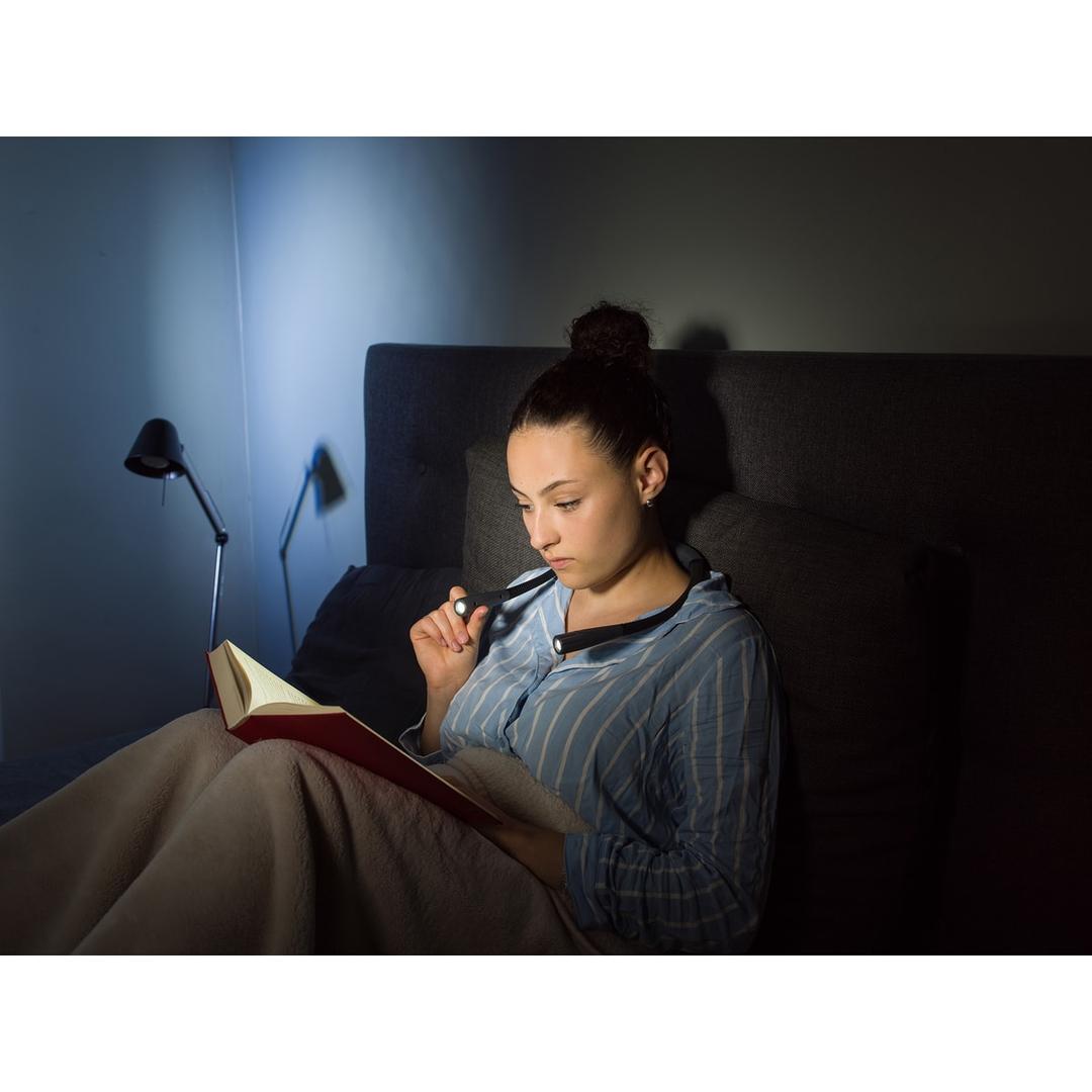 Lampe de lecture LED tour de cou, mains libres LOOPLight WEDO - Lecture au lit avec la lampe tour de cou WEDO LOOPLight