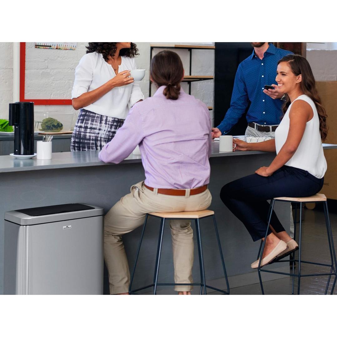 Poubelle automatique à capteur 2 × 20 litres NO TOUCH DUO DURABLE - Poubelle automatique DURABLE NO TOUCH DUO, en situation dans un espace de pause