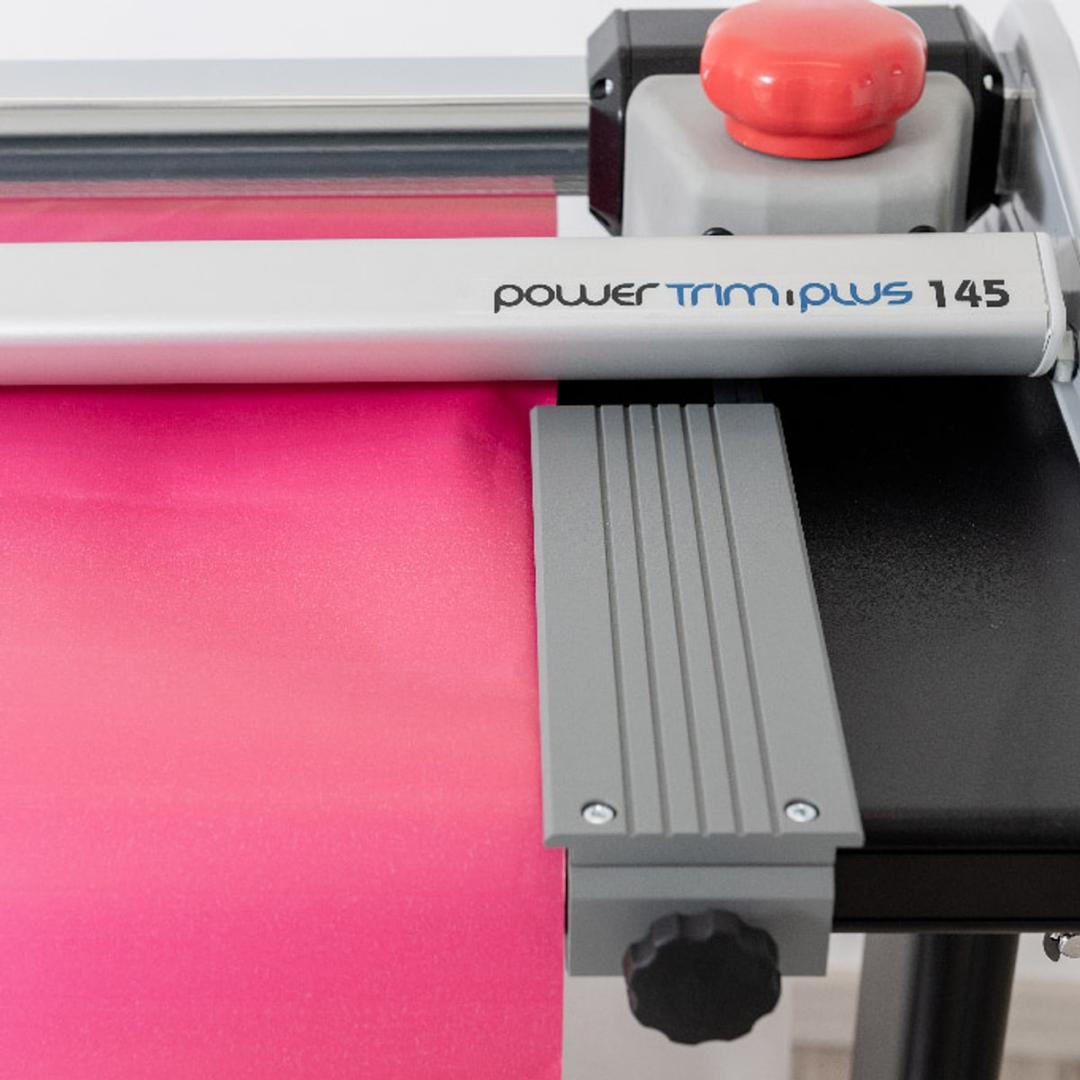 Équerre de maintien en aluminium calant une bâche sur la table de la coupeuse de plans NEOLT Power Trim 105