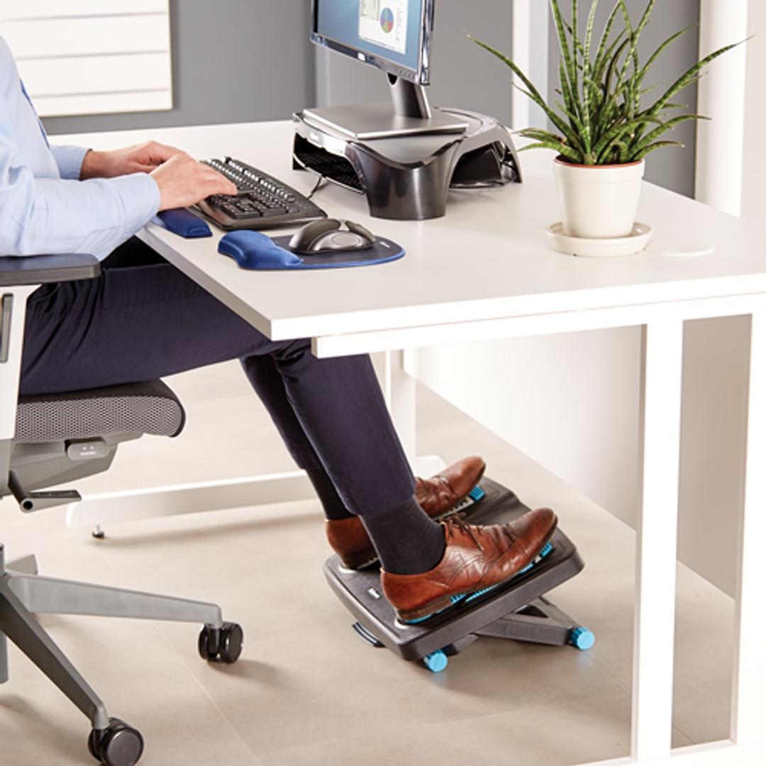 Repose-pieds massant, 3 hauteurs et bascule Energizer FELLOWES - Repose-pieds Fellowes Energizer, pieds posés dessus, sous un bureau