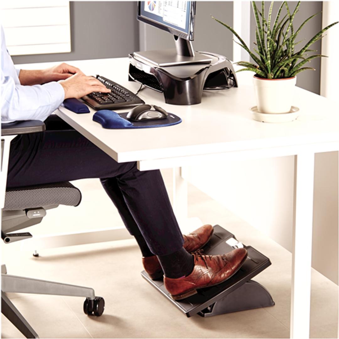Repose-pieds réglable, protection antimicrobienne Office Suites Microban FELLOWES - Repose-pieds Fellowes Office Suites Microban, pieds posés dessus, sous un bureau