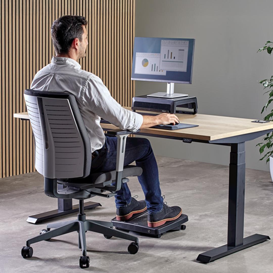 Repose-pieds massant, 3 hauteurs Professional Series Ultimate FELLOWES - Repose-pieds Fellowes Professional Series Ultimate, utilisateur assis au bureau