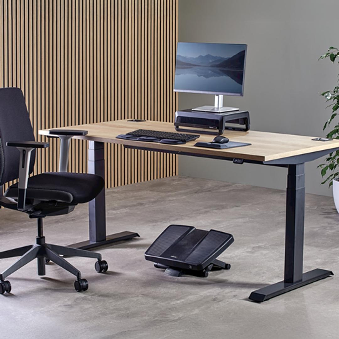 Repose-pieds massant, 3 hauteurs Professional Series Ultimate FELLOWES - Repose-pieds Fellowes Professional Series Ultimate, posé au sol sous un bureau