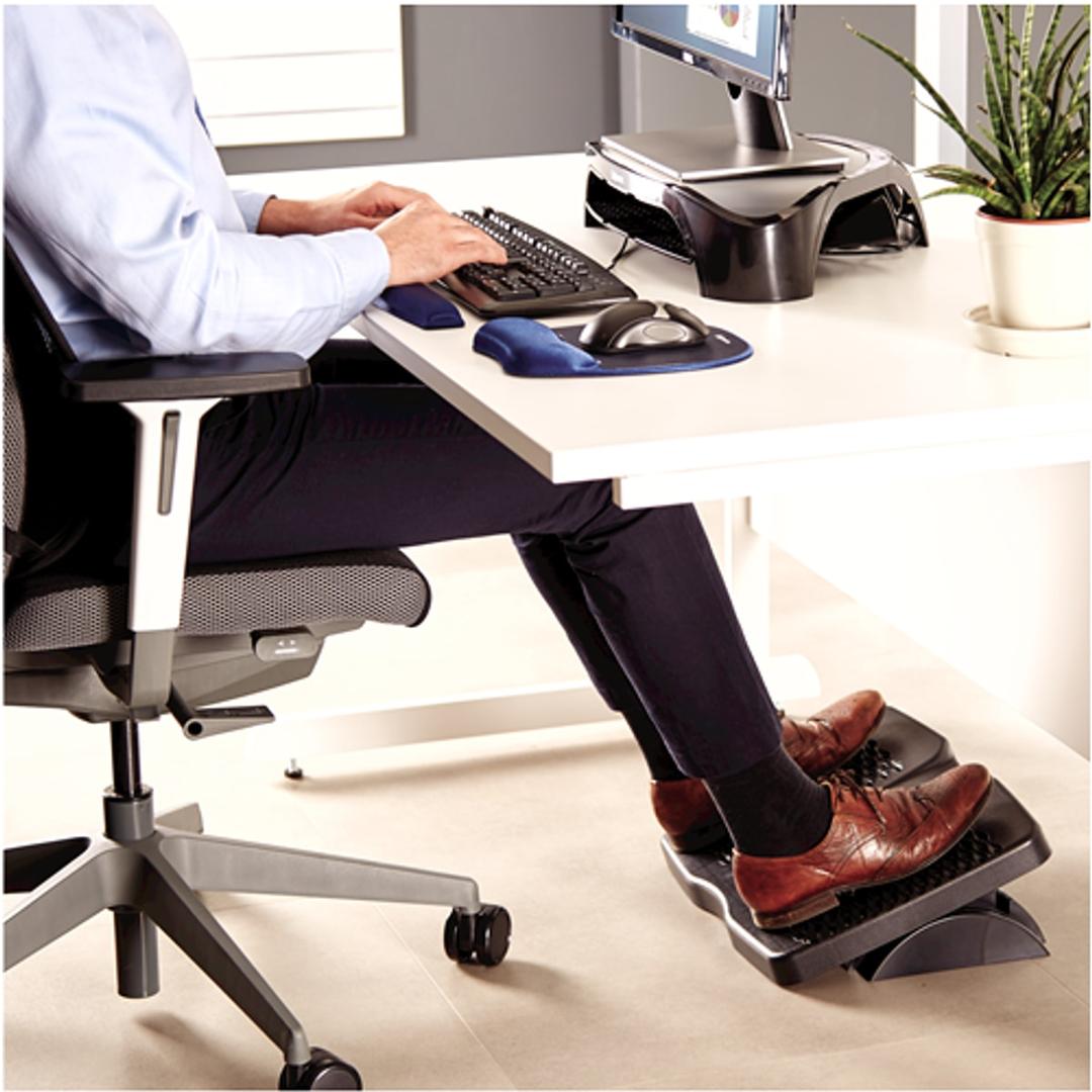 Repose-pieds à plateau ventilé, 2 hauteurs Refresh FELLOWES - Repose-pieds Fellowes Refresh, pieds posés dessus, sous un bureau
