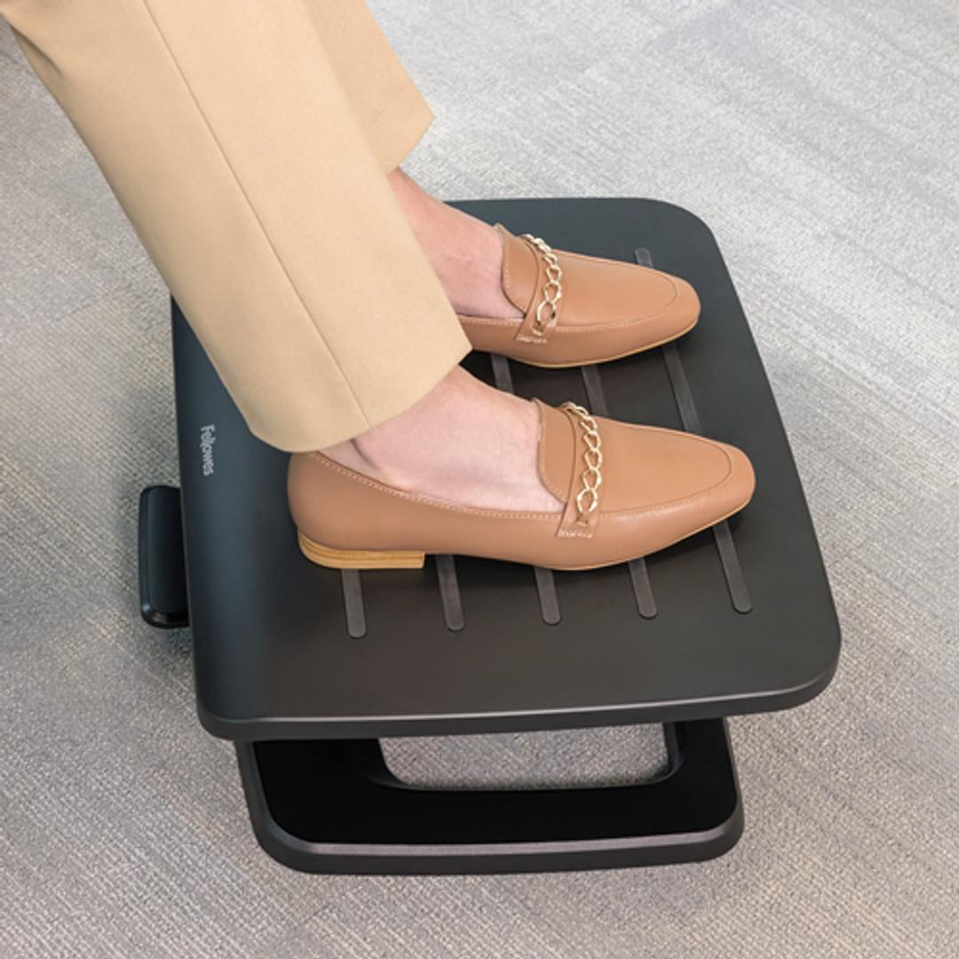 Repose-pieds réglable assis-debout, mouvement actif Hana LT FELLOWES - Repose-pieds Fellowes Hana LT noir, pieds posés