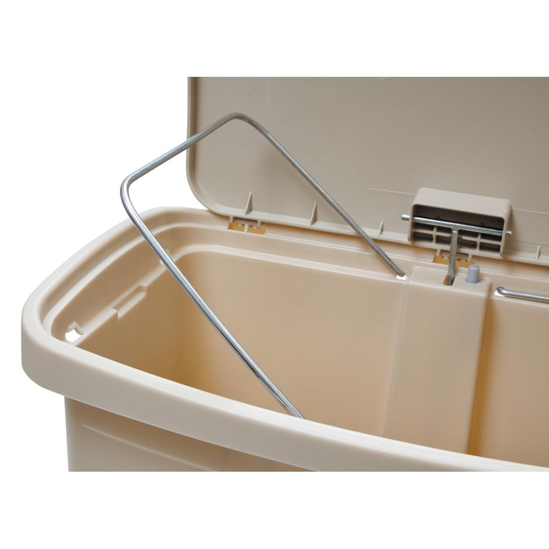 Poubelle à pédale frontale, 15 à 90 litres Streamline RUBBERMAID - Poubelle à pédale Rubbermaid Streamline 30 litres noir, cerclage du sac dans la cuve