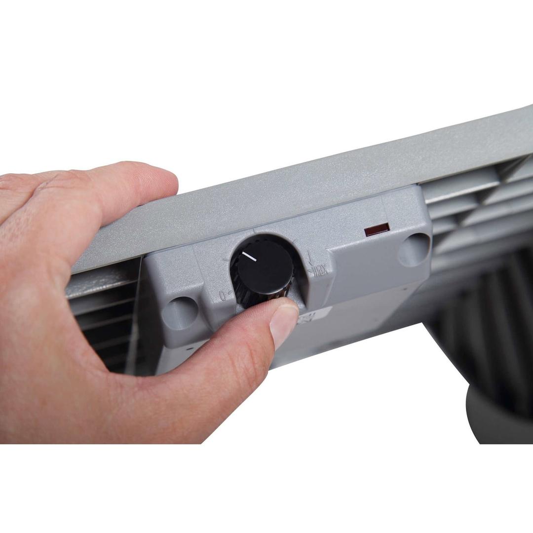 Repose-pieds chauffant, 5 hauteurs, feutre pro chauffant MAUL - Repose-pieds chauffant MAULpro, détail du bouton thermostat avec une main