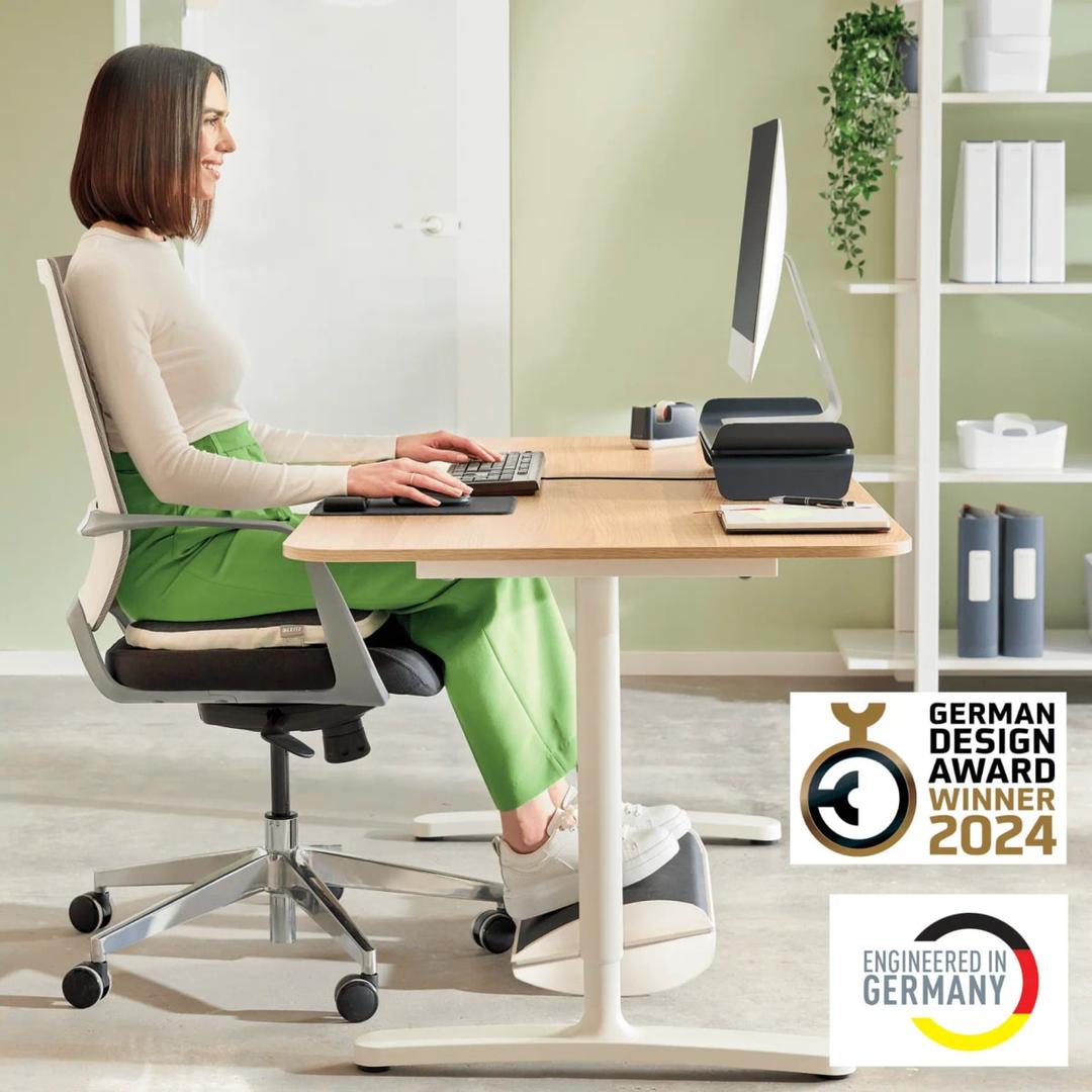 Repose-pieds à bascule réversible, 2 hauteurs Ergo LEITZ - Repose-pieds LEITZ Ergo, en situation au bureau