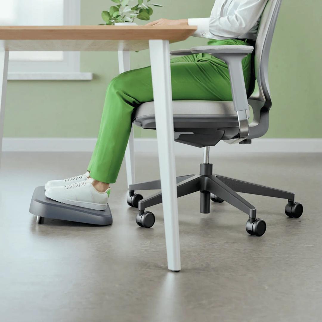 Repose-pieds réglable, 80 % de plastique recyclé Ergo recyclé LEITZ - Repose-pieds LEITZ Ergo recyclé, en situation sous le bureau