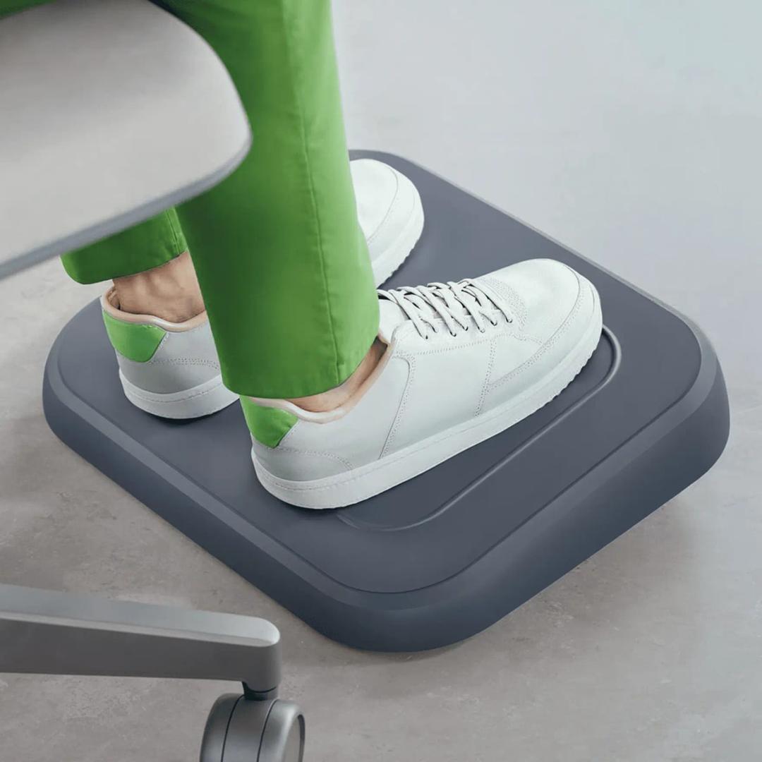 Repose-pieds réglable, 80 % de plastique recyclé Ergo recyclé LEITZ - Repose-pieds LEITZ Ergo recyclé, détail de la surface texturée avec une chaussure